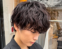 さりげなく、でもしっかりキマる。今注目の“シャドウパーマ